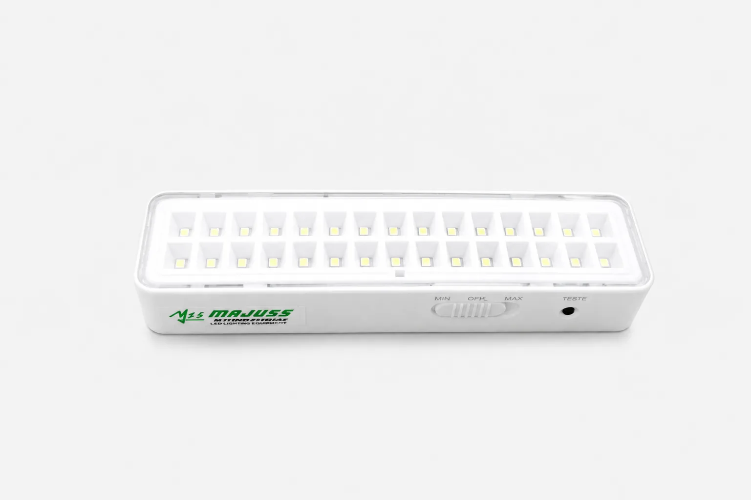 Luminária autônoma de emergência fabricada pela Majuss